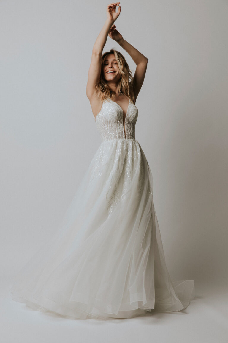 femme dans une robe de mariée princesse brillante