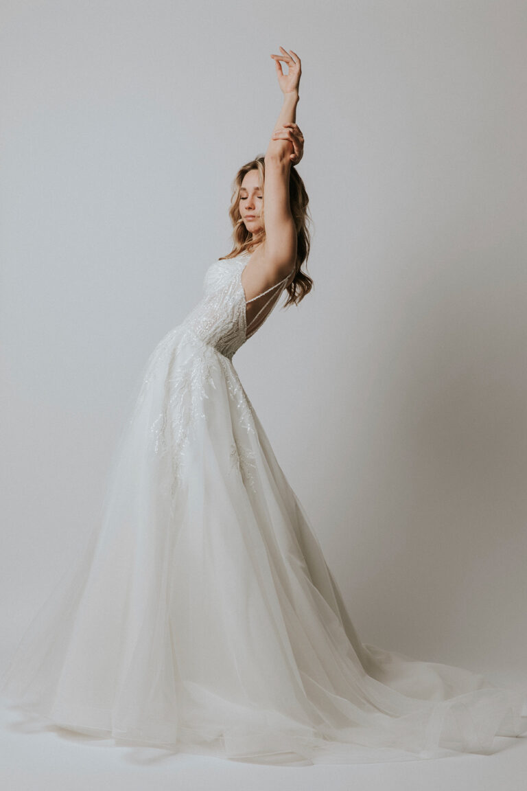 femme dans une robe de mariée princesse brillante