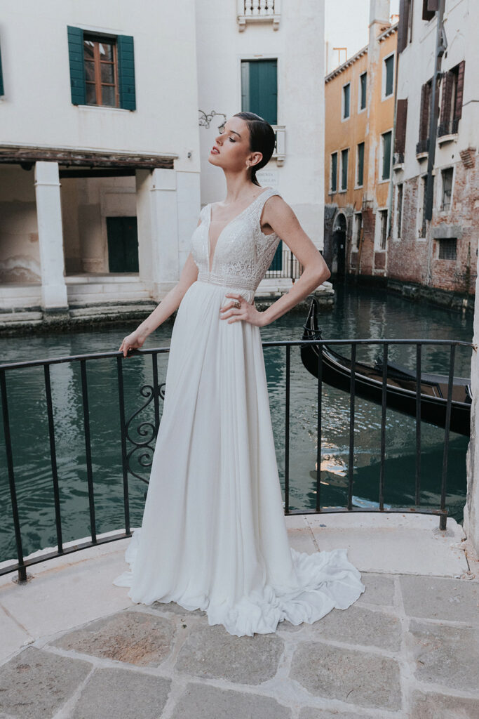 femme en robe de mariée brillante glamour à Venise