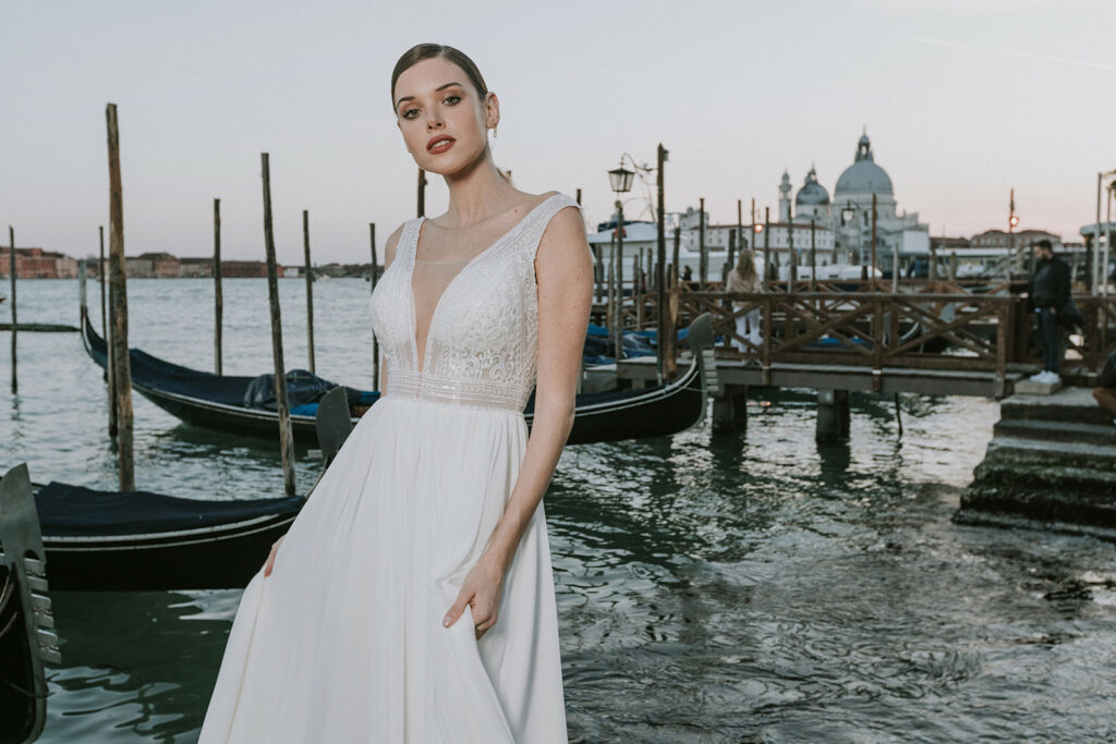 femme en robe de mariée brillante glamour à Venise