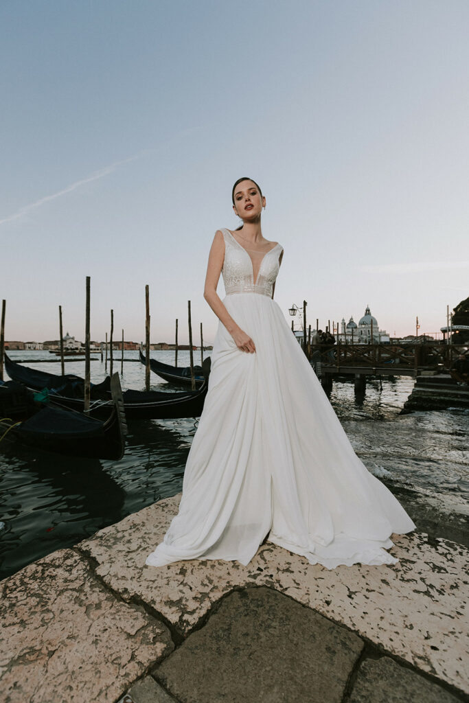 femme en robe de mariée brillante glamour à Venise