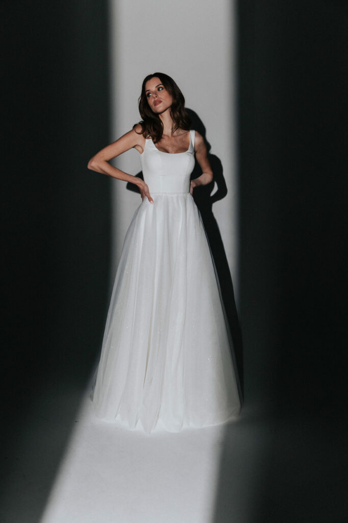 robe de mariée épurée glamour strass