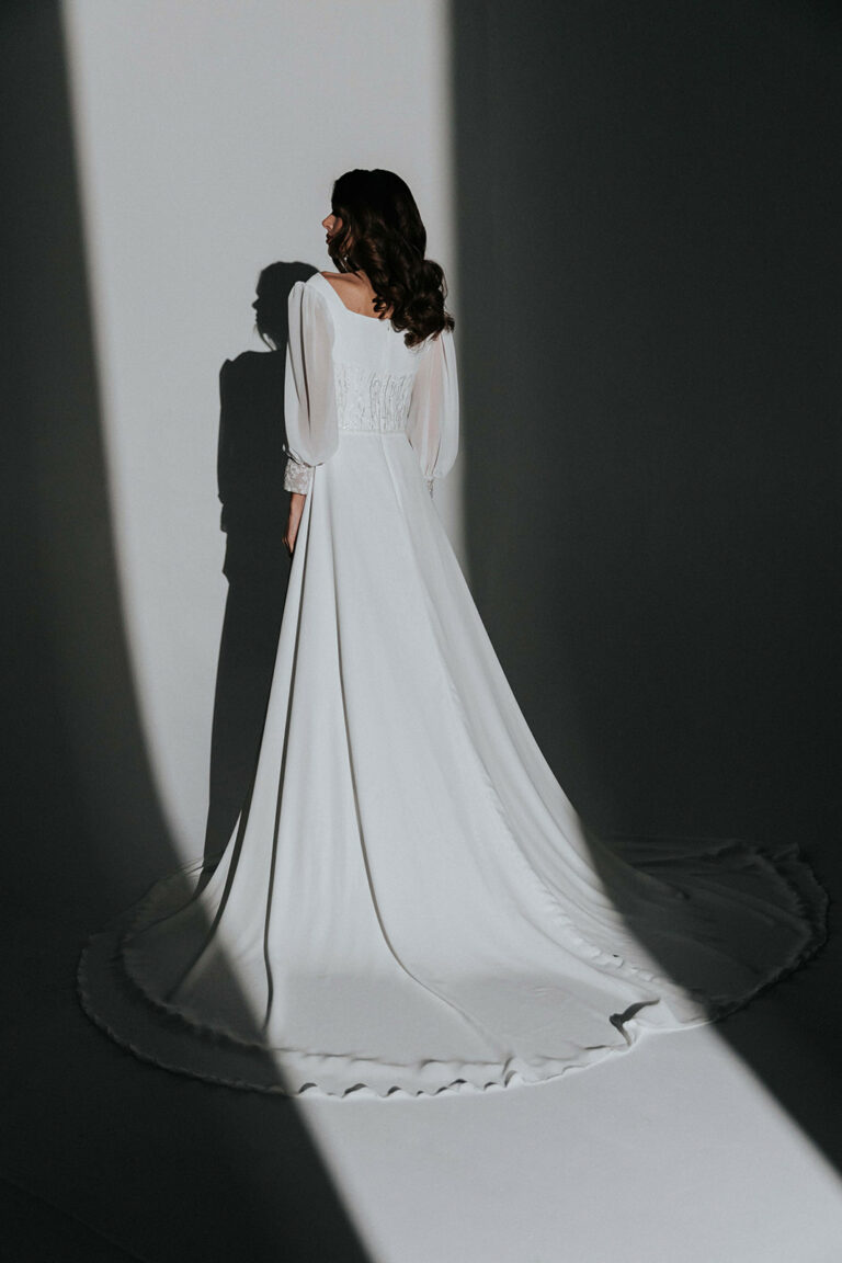 robe de mariée épurée glamour strass