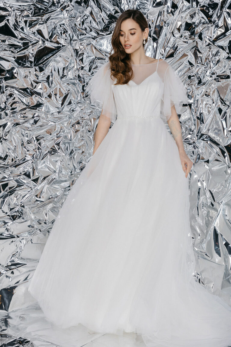 femme dans une robe de mariée princesse en tulle