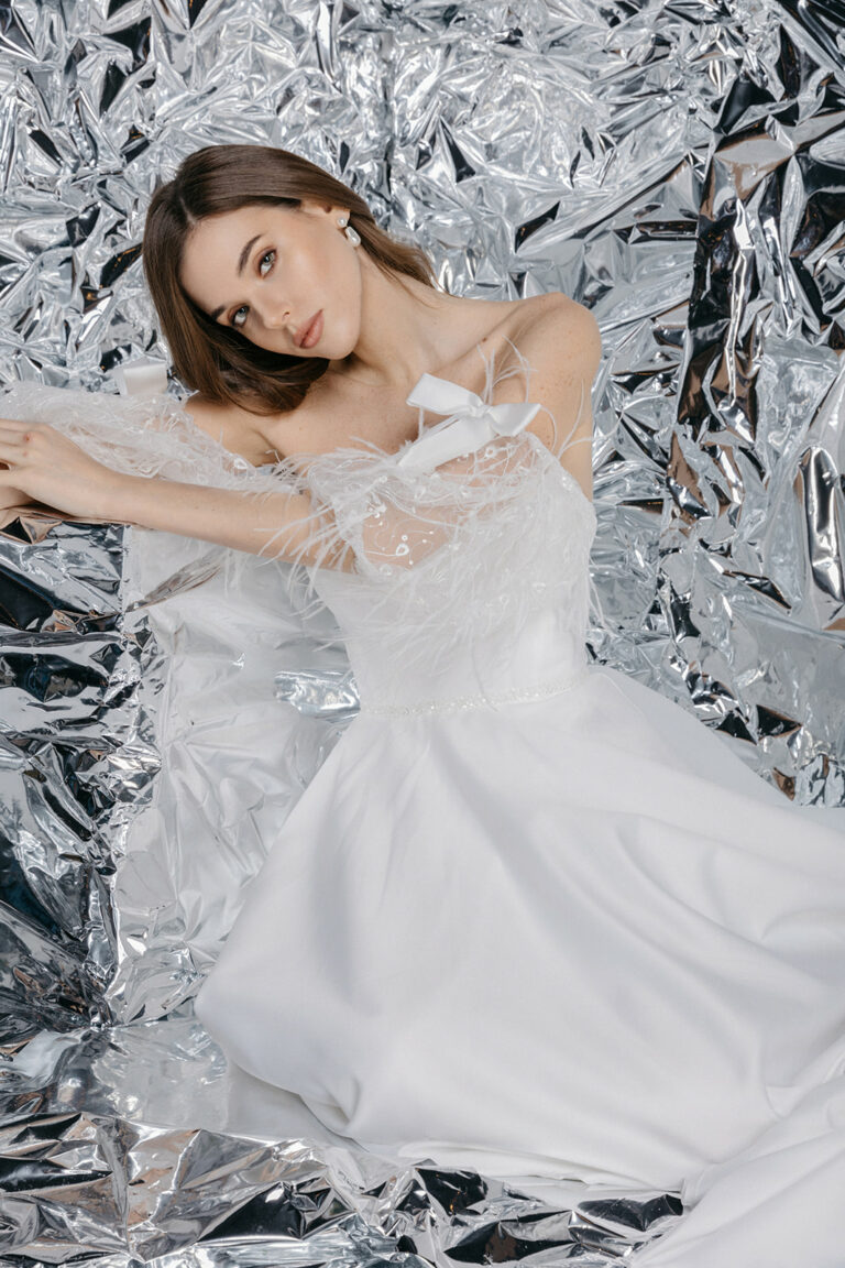 femme dans une robe de mariée princesse en satin