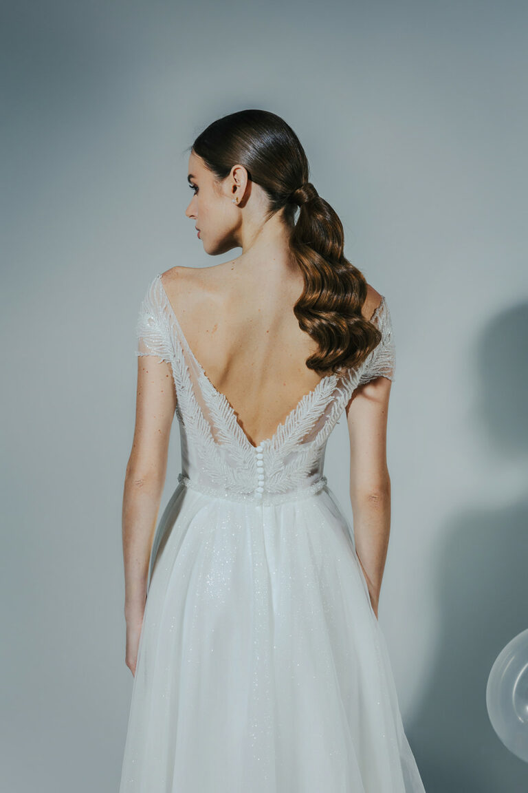 femme dans une robe de mariée glamour brillante