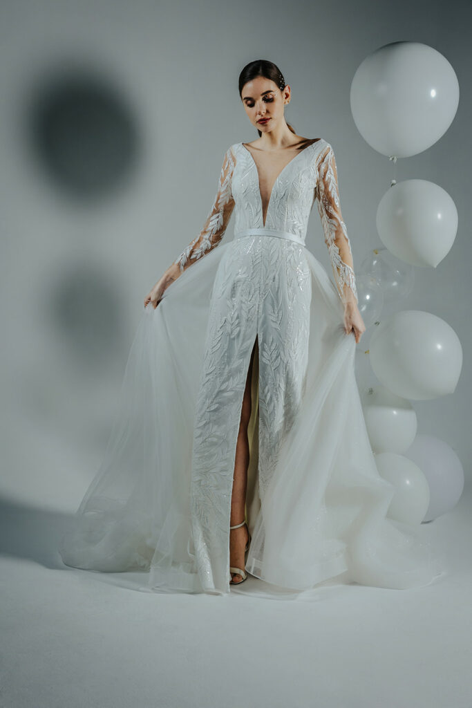 femme dans une robe de mariée princesse brillante
