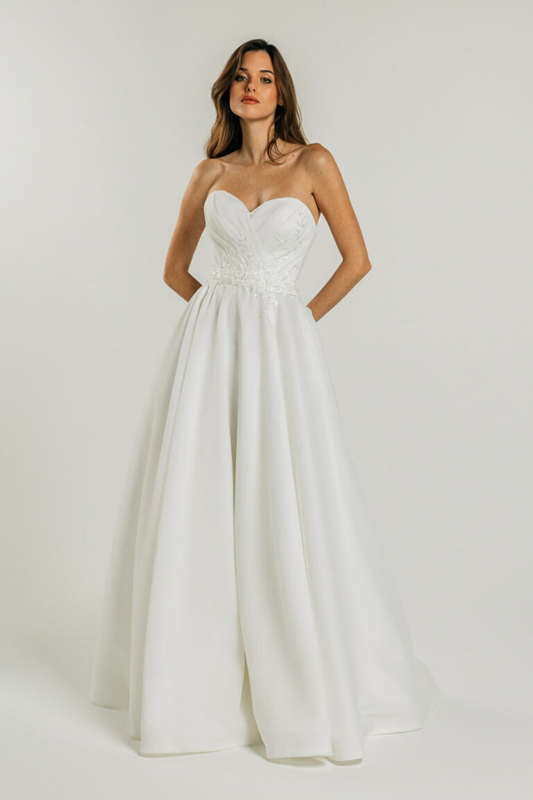 femme dans une robe de mariée princesse épurée et brillante