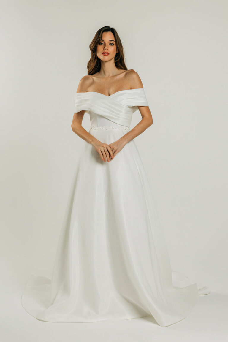 femme dans une robe de mariée A-line épurée