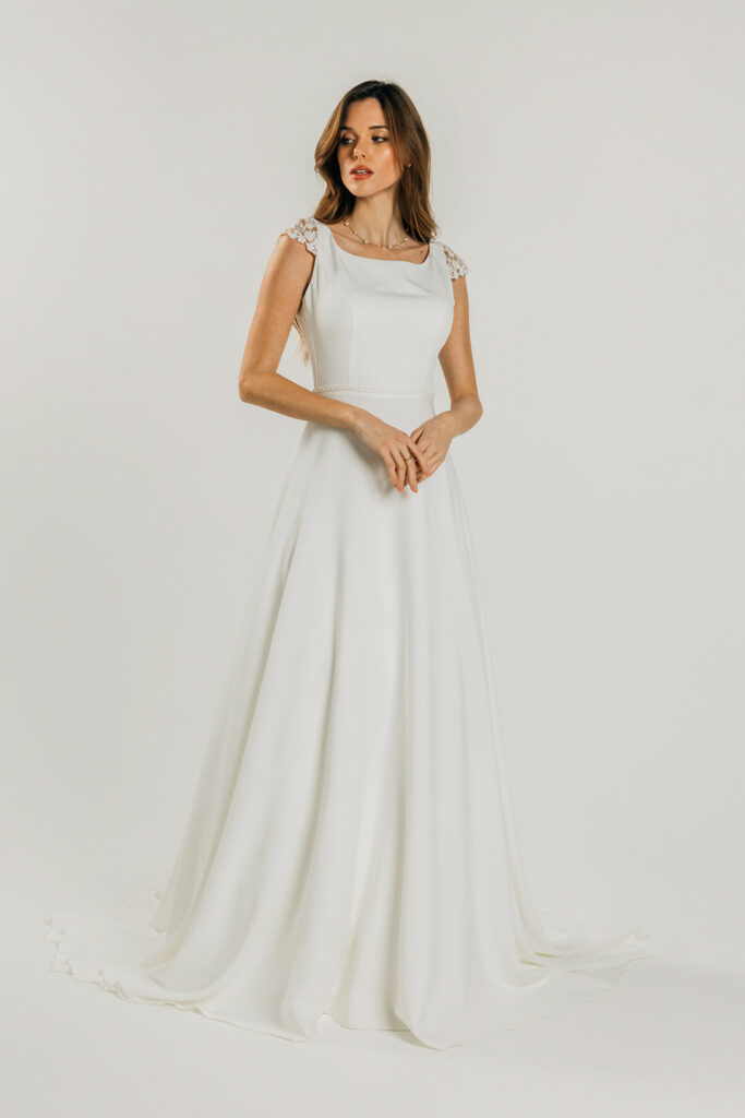 femme dans une robe de mariée fluide et brillante