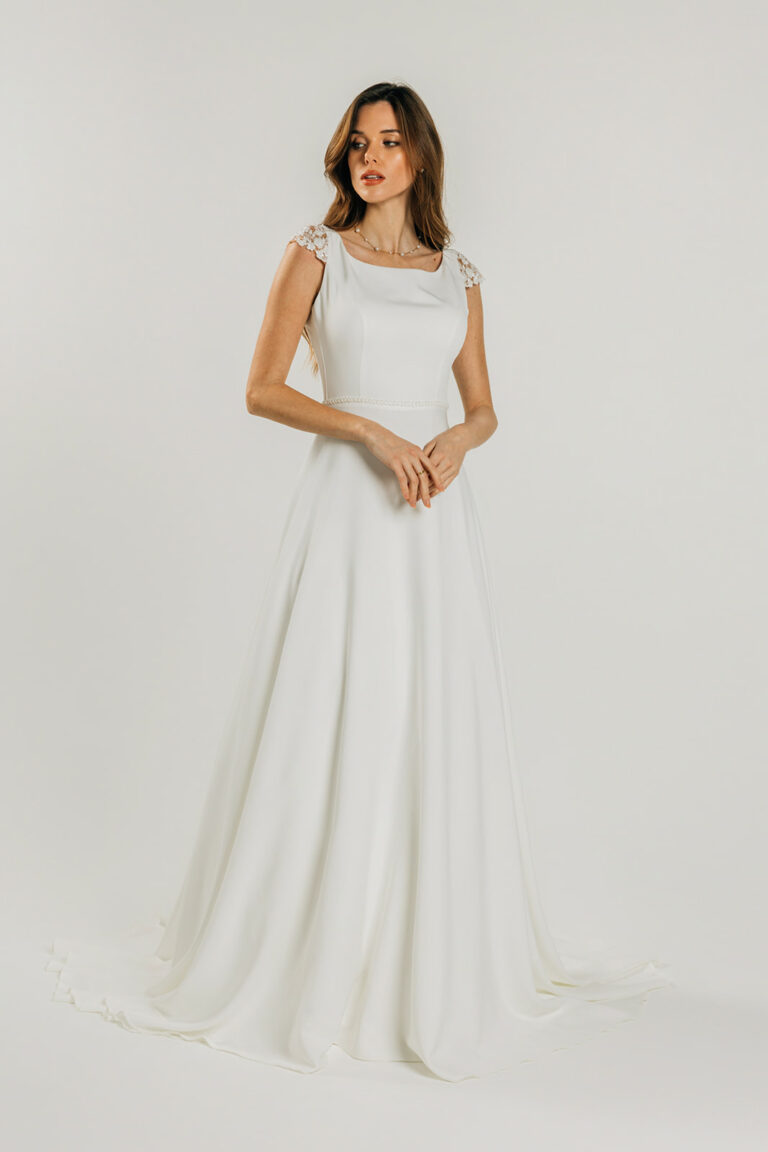 femme dans une robe de mariée fluide et brillante