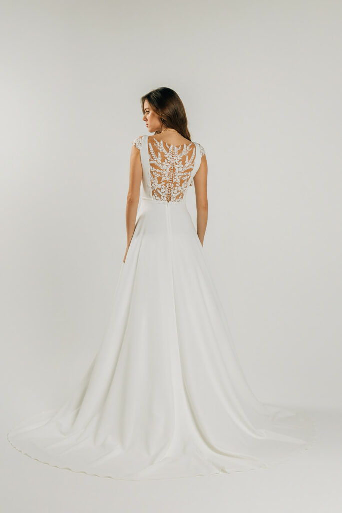 femme dans une robe de mariée fluide et brillante
