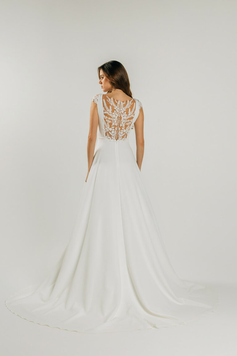 femme dans une robe de mariée fluide et brillante