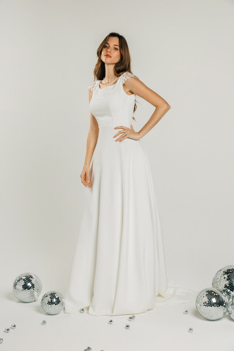 femme dans une robe de mariée fluide et brillante