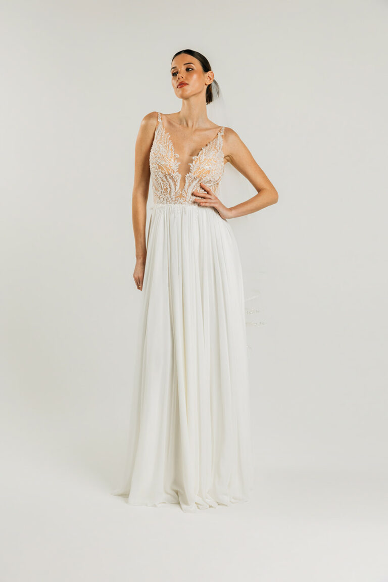 femme dans une robe de mariée fluide à bretelles style bohème