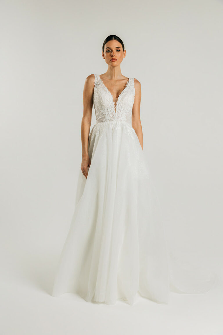 femme dans une robe de mariée A-line épurée