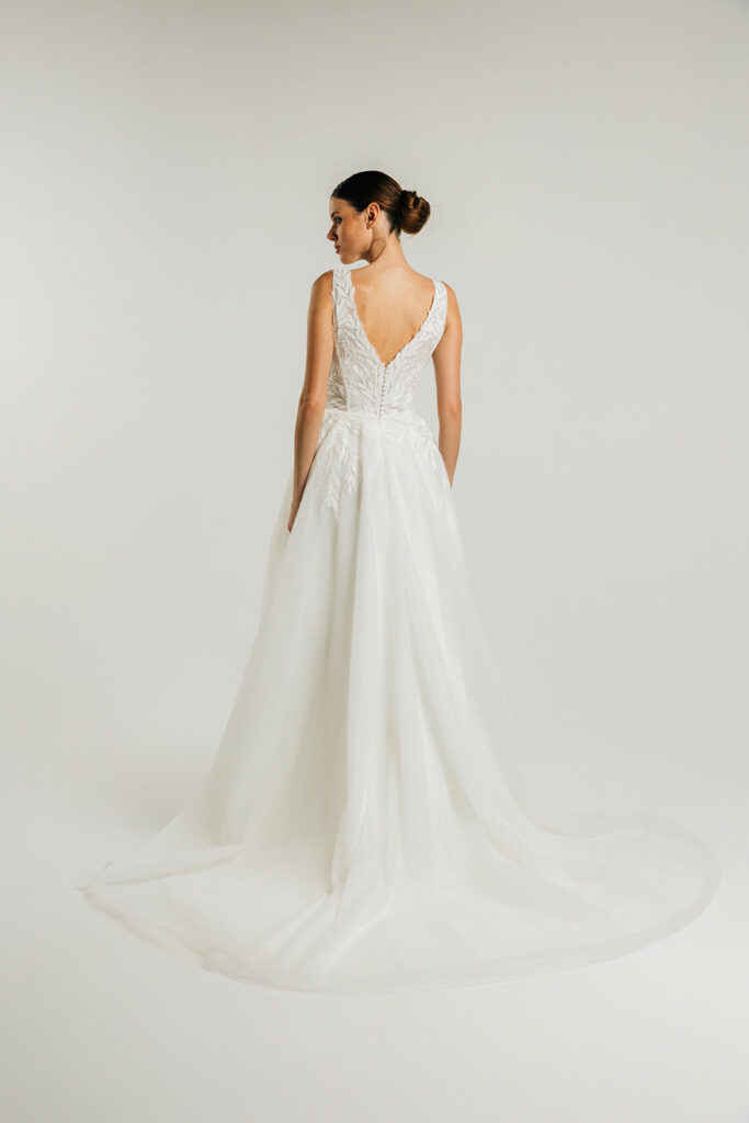 femme dans une robe de mariée A-line épurée