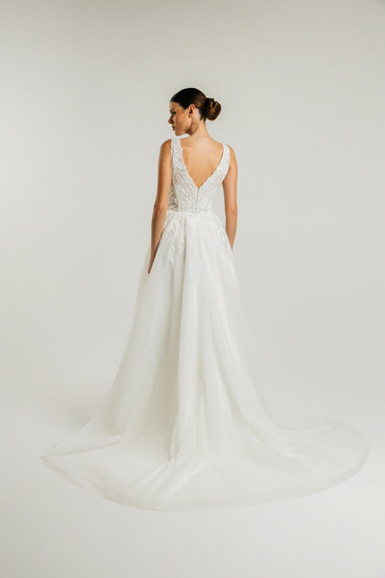 femme dans une robe de mariée A-line épurée