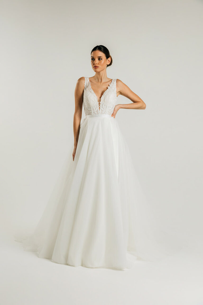 femme dans une robe de mariée A-line épurée avec une sujrupe