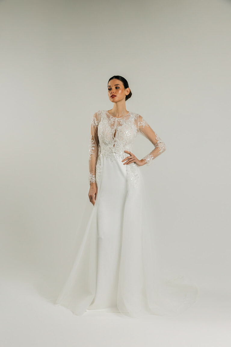femme dans une robe de mariée sirène brillante avec une traîne à broderies