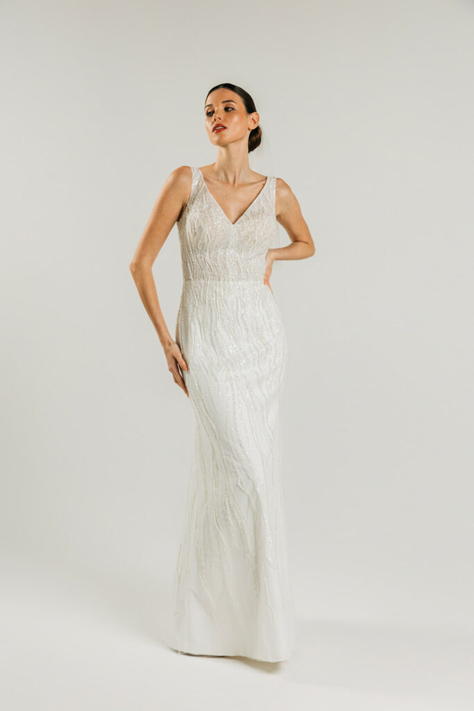 femme dans une robe de mariée sirène brillante