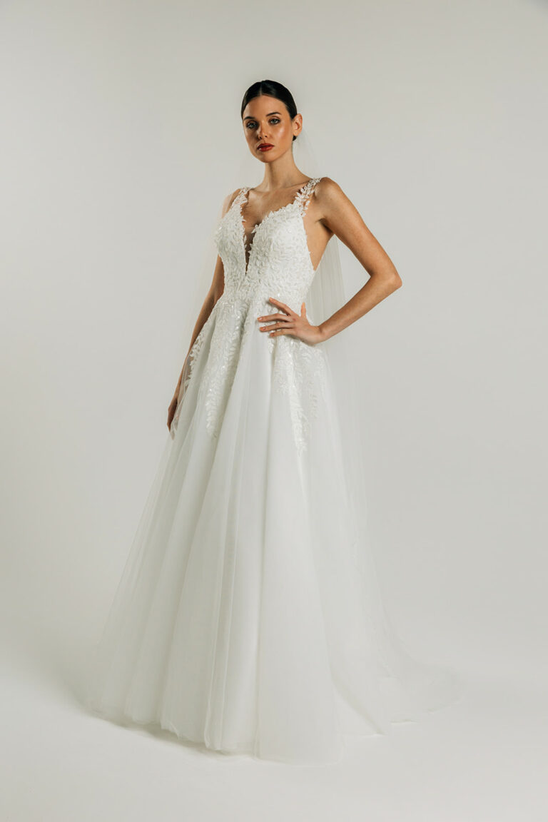 femme dans une robe de mariée princesse épurée et brillante