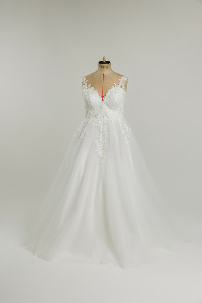 femme dans une robe de mariée princesse en dentelle brillante