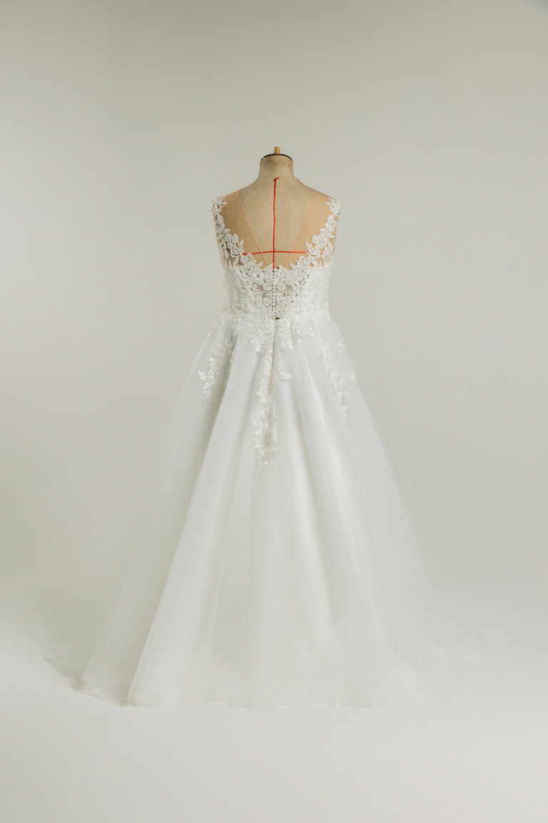 femme dans une robe de mariée princesse en dentelle brillante